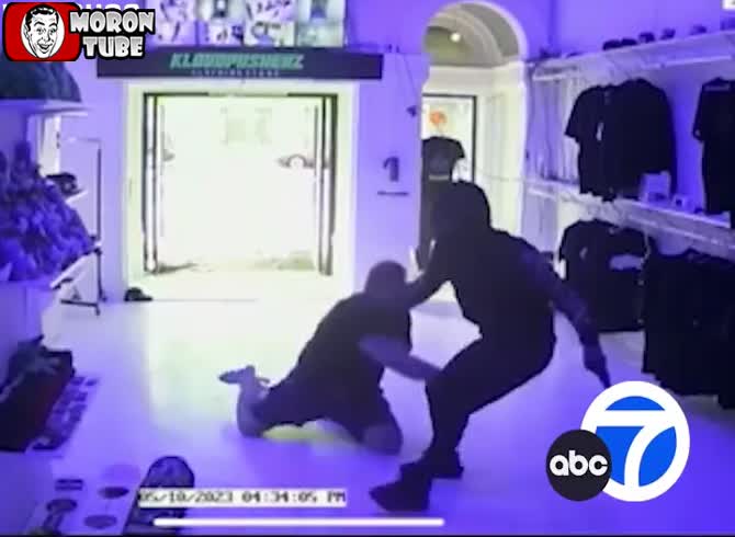 Video :Los Angeles store owner robbed and attacked (Warning - disturbing)